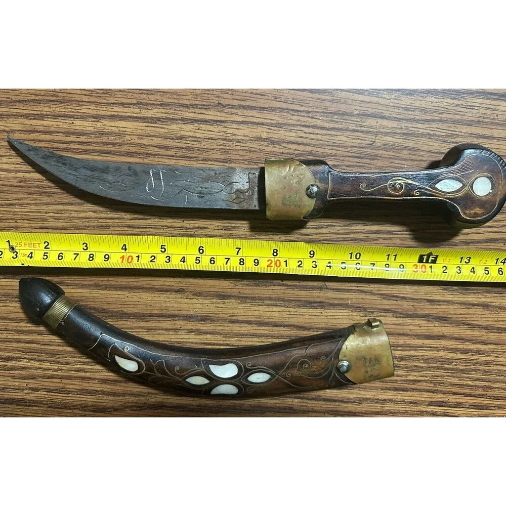 Beautiful vintage traditional Middle Eastern curved dagger (Jambiya or Khan-jar)